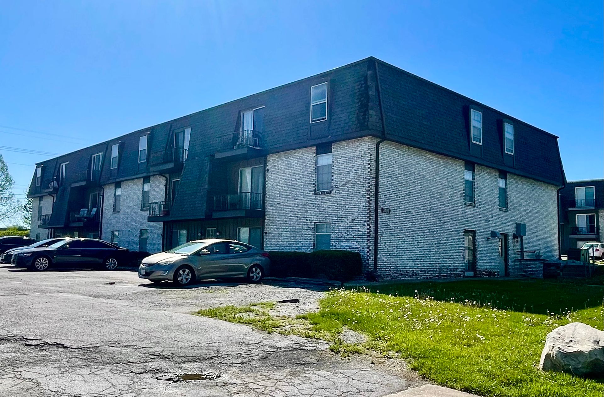 Columbia Apartment: 3400 Balboa Ln.