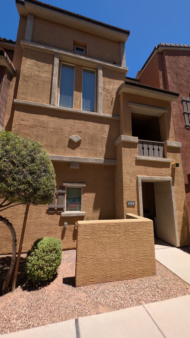 Gilbert House: 240 W Juniper Ave