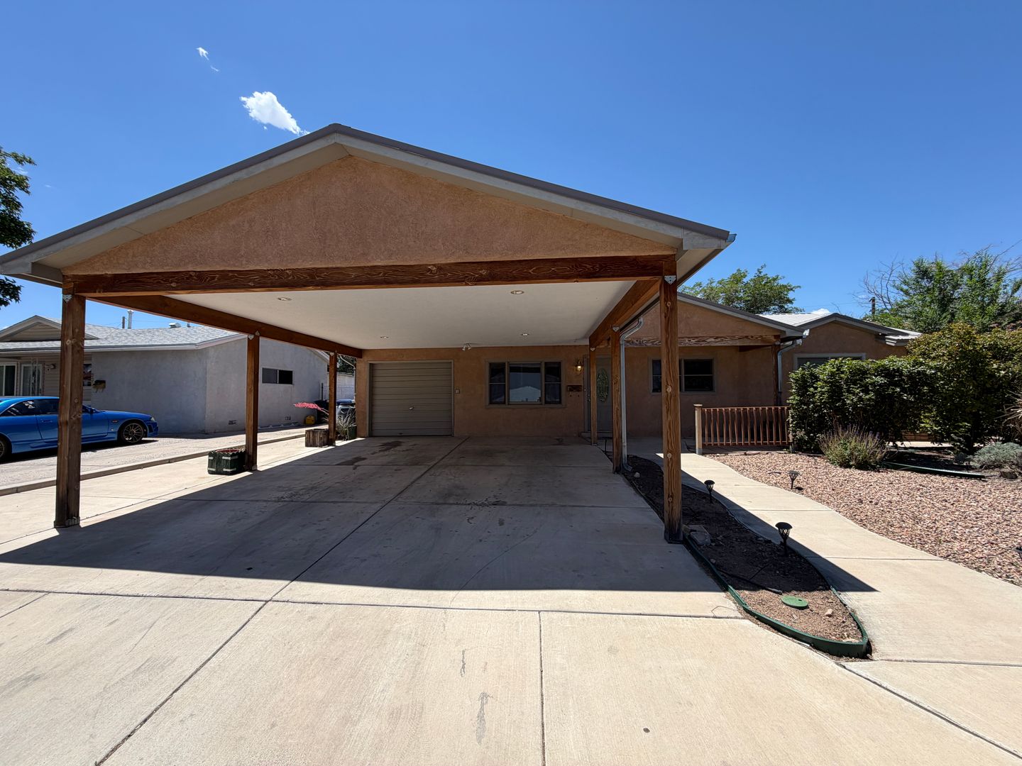 Albuquerque House: 337 Glorieta St NE
