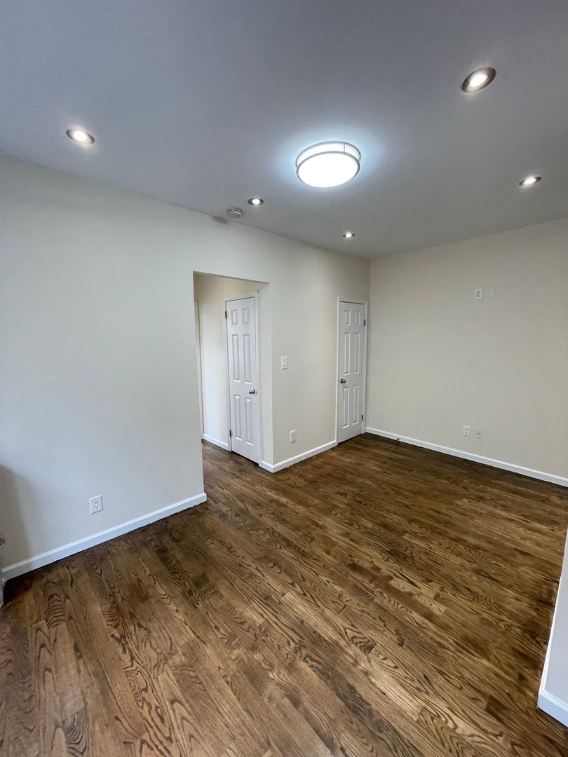 Astoria Apartment: 24-56 44th Street