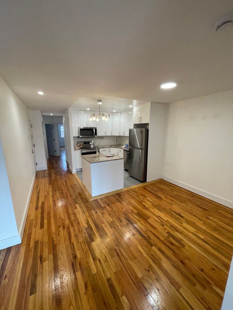 Astoria Apartment: 25-90 Steinway Street