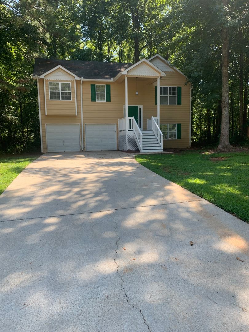 Villa Rica House: 147 Kylee Ct
