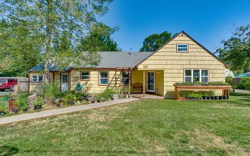 Soulful Milwaukie Farmhouse– Solar Panels, Wood Stove, and Garden Retreat 3bed 1.5 bath – photo 1