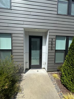 Modern 2-Bedroom Apartment in Gated St. Johns/North Portland Community – Light-Filled, Pet-Friendly, and Move-In Ready – photo 1