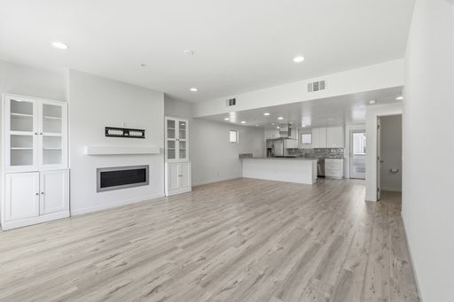 Bright and Beautiful 2 bed / 2.5 bath home with Private Roof Top Deck! – photo 1