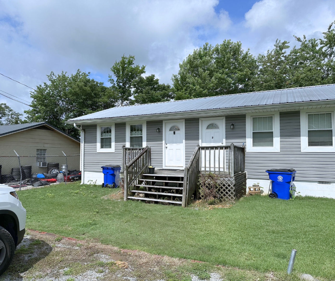 Cleveland House: 2018 Blythe Ave