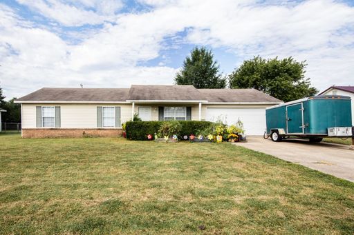 3 Bedroom 2 Bath home, with large fenced backyard and 2 car garage – photo 1