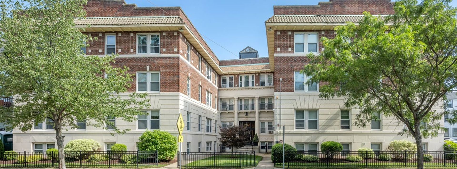 Melrose Apartment: 119 West Wyoming Avenue