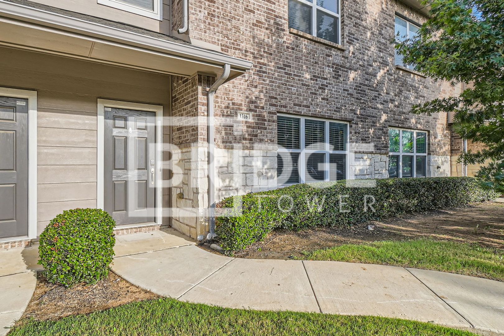 Lewisville House: 1316 Lake Crest Lane