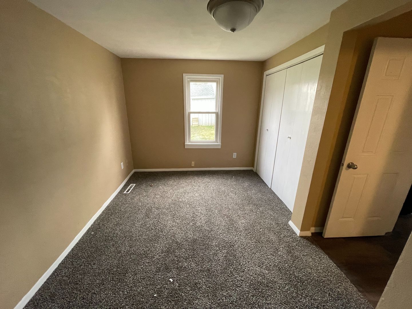 Wilton Apartment: 215 E 5th St