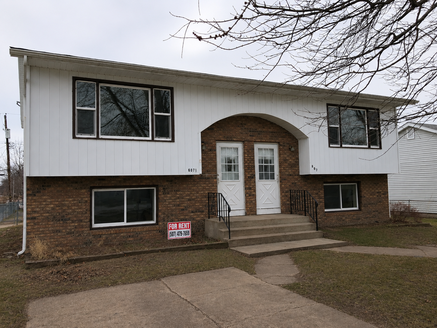 Colona Apartment: 607 7th St.