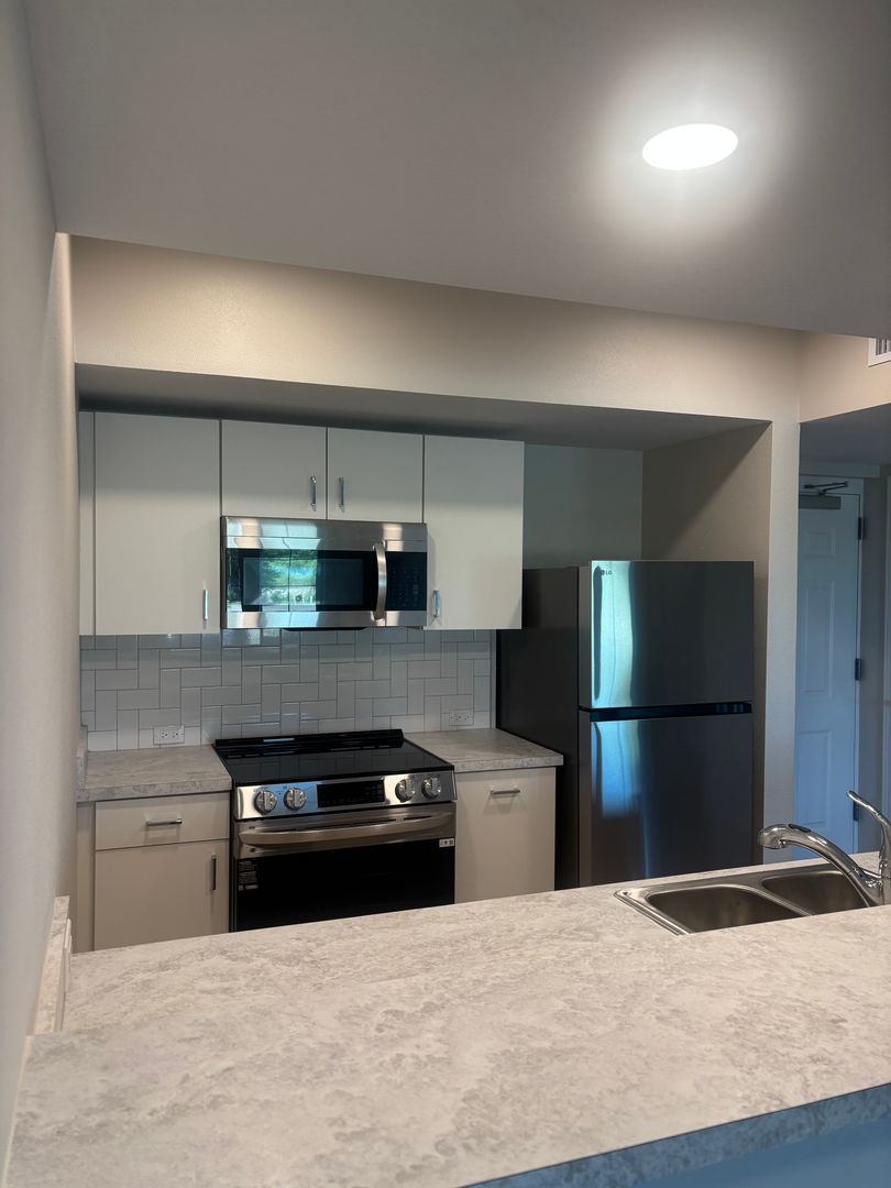 Venice Apartment: 179 South Havana Rd