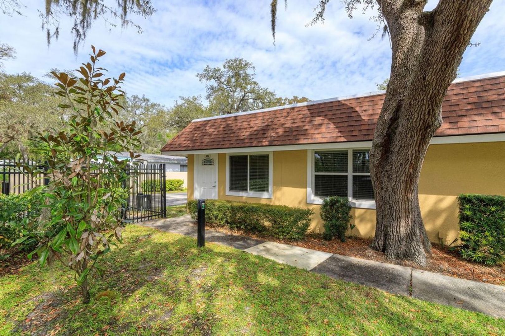 Longwood Apartment: 829 E Wildmere Ave