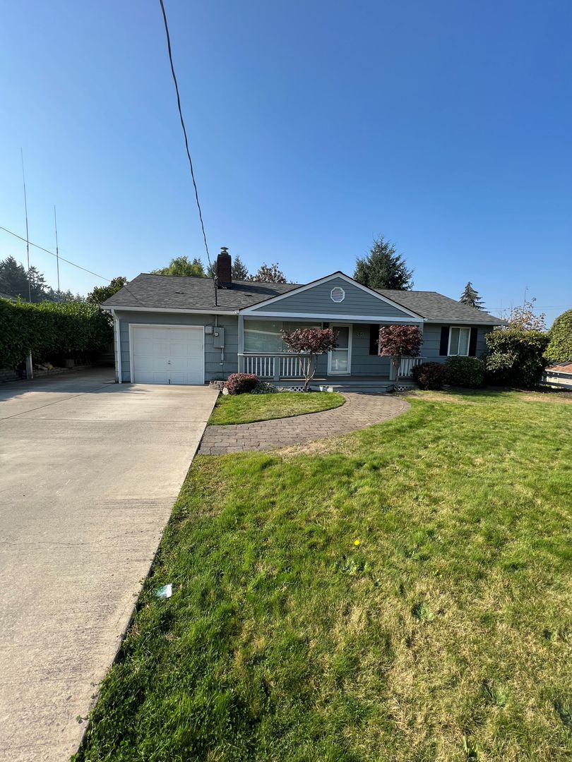 University Place House: 3002 Elwood Drive West