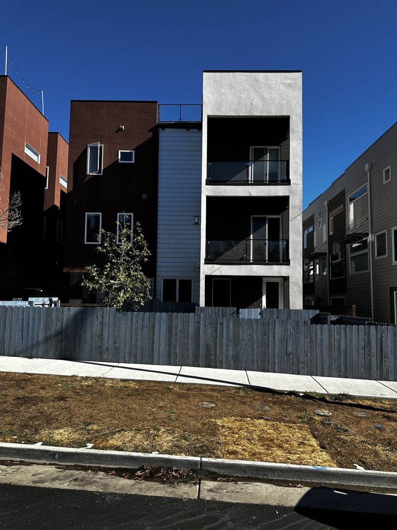 Denver House: 1250 Quitman St #2