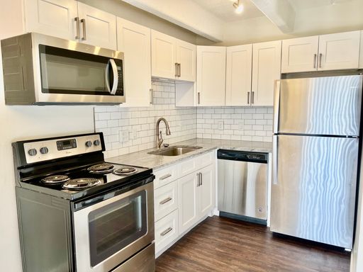 Beautifully updated apartment near downtown – photo 1