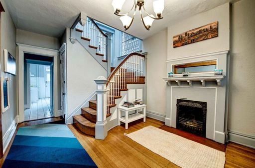 Beautiful two story unit with Victorian charm – photo 1