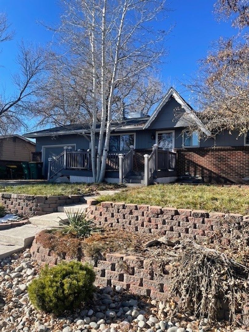 Lakewood House: 355 S Queen St.