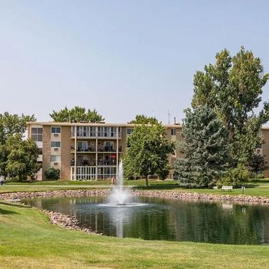 Great Condo and Location in Aurora – photo 1