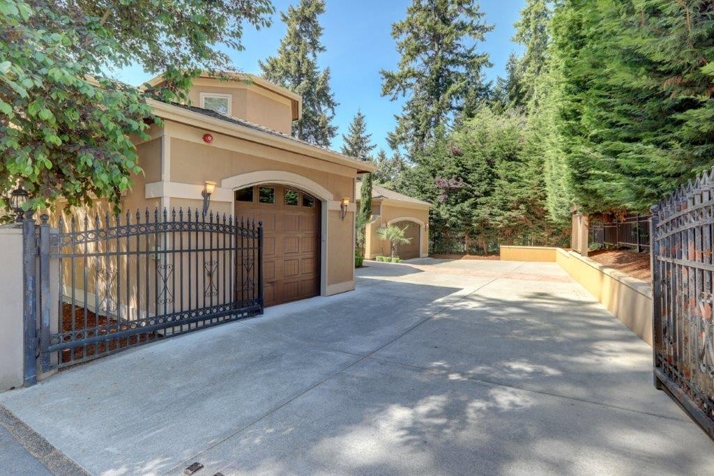 Bellevue House: 10925 SE Lake Rd