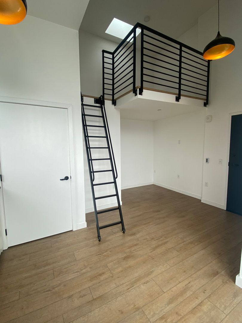 Seattle Apartment: 2227 Yale Ave E
