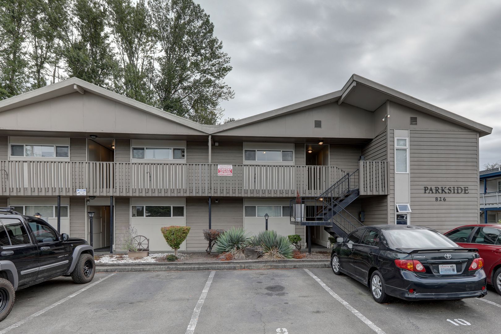 Kent Apartment: 826 Woodford Ave N