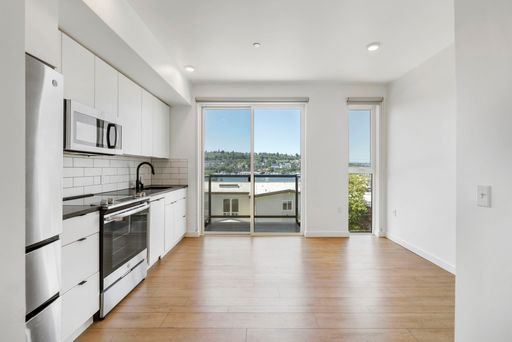 Welcome to Lakeview! Live in Luxury & Style in the heart of Eastlake – photo 1