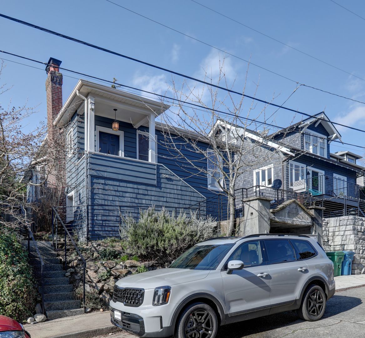 Seattle House: 305 Dewey Pl E