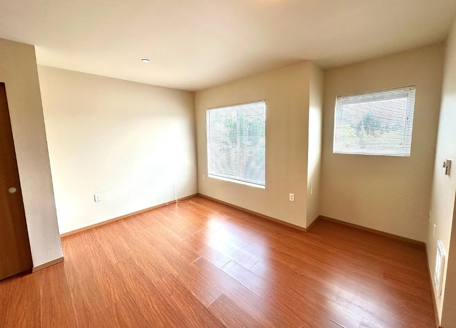Seattle Apartment: 11060 16th Ave SW