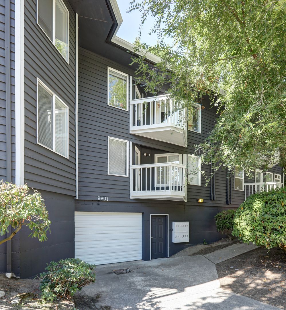 Seattle Apartment: 9601 8th Ave NW