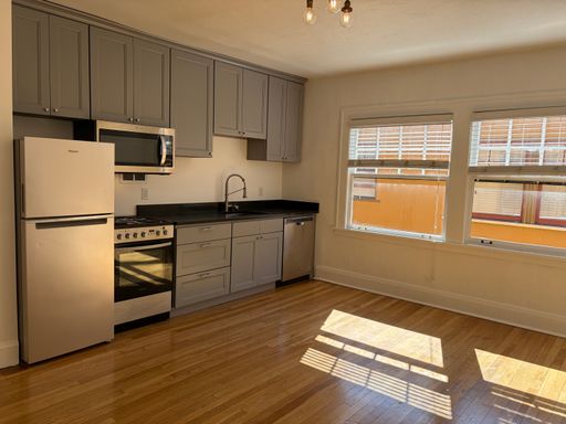 Top Floor Studio w/Updated Kitchen + Dishwasher – photo 1