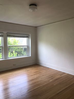 TOP Floor Studio- Vintage Charm Meets Modern Updates + Right off Hawthorne Blvd – photo 1