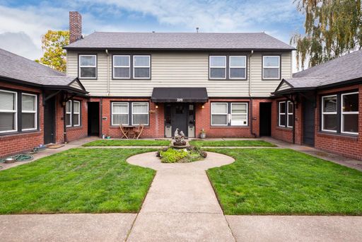 Wonderful unit in a small court yard style complex! Dogs & Cats welcome! Top Floor, Right Corner! – photo 1
