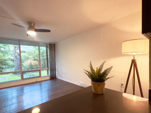 Ground-Floor Creekside 1-Bedroom Near Laundry – photo 1