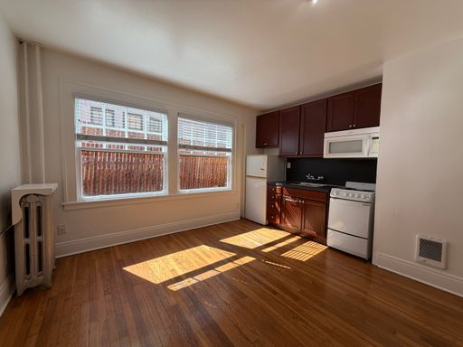 ADORABLE VINTAGE APARTMENT ~ NO PET FEES EVER! – photo 1
