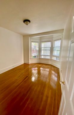 Top floor, vaulted ceilings, pet friendly and BEAUTIFUL bay windows – photo 1