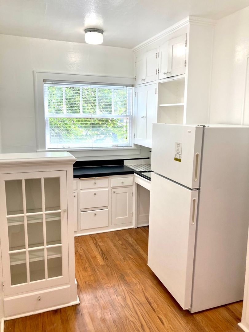 Portland Apartment: 2134 NW Flanders