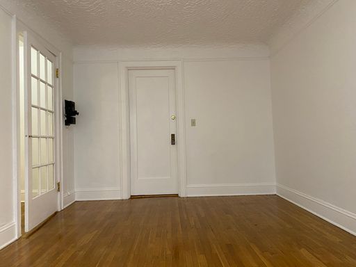 Bright, Adorable studio beaming with vintage charm in NW off 23rd! – photo 1