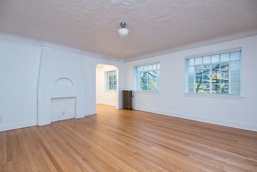 Large, vintage, spacious 1-bed, faux fireplace – photo 1