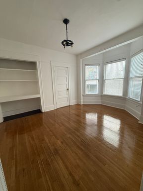 Tons of natural light with a touch of vintage charm in this TOP FLOOR Studio! – photo 1
