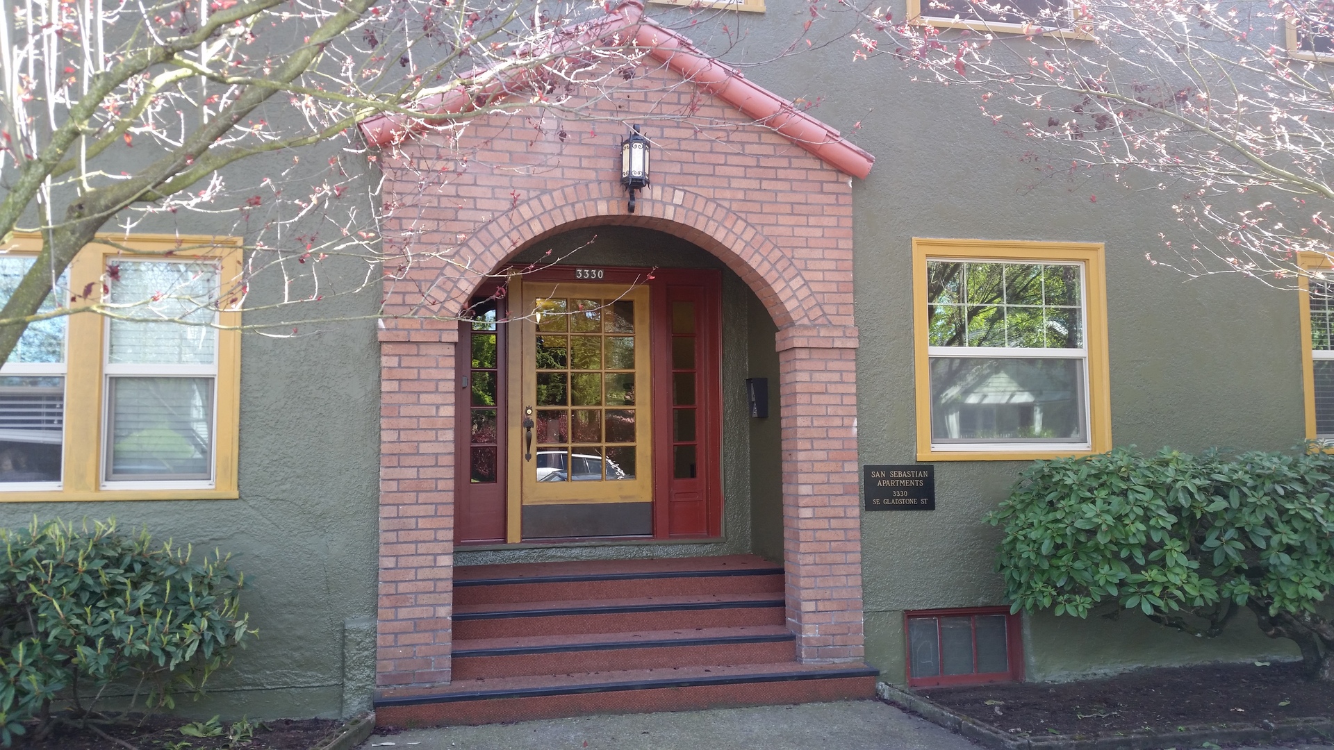 Portland Apartment: 3330 SE Gladstone St.