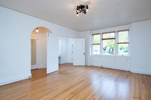 Top Floor South Facing One Bed in Wonderful Neighborhood! – photo 1
