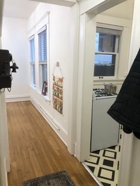 Cute CORNER 1 BR- high ceilings, clawfoot tub, up to 3 pets! $500 Deposit Special & More ~ – photo 1