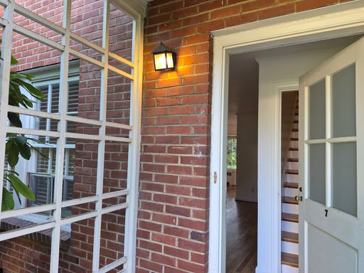 Chill out this summer in this renovated 2x1 townhome NOW! – photo 1