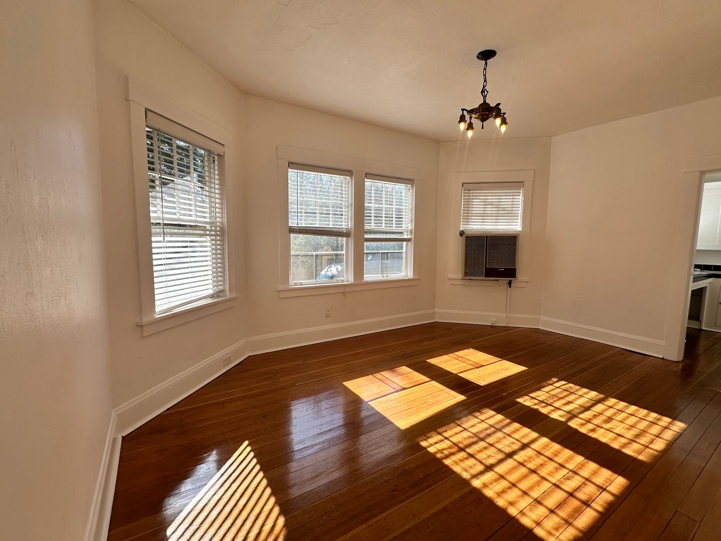Portland Apartment: 2129 SE 10th