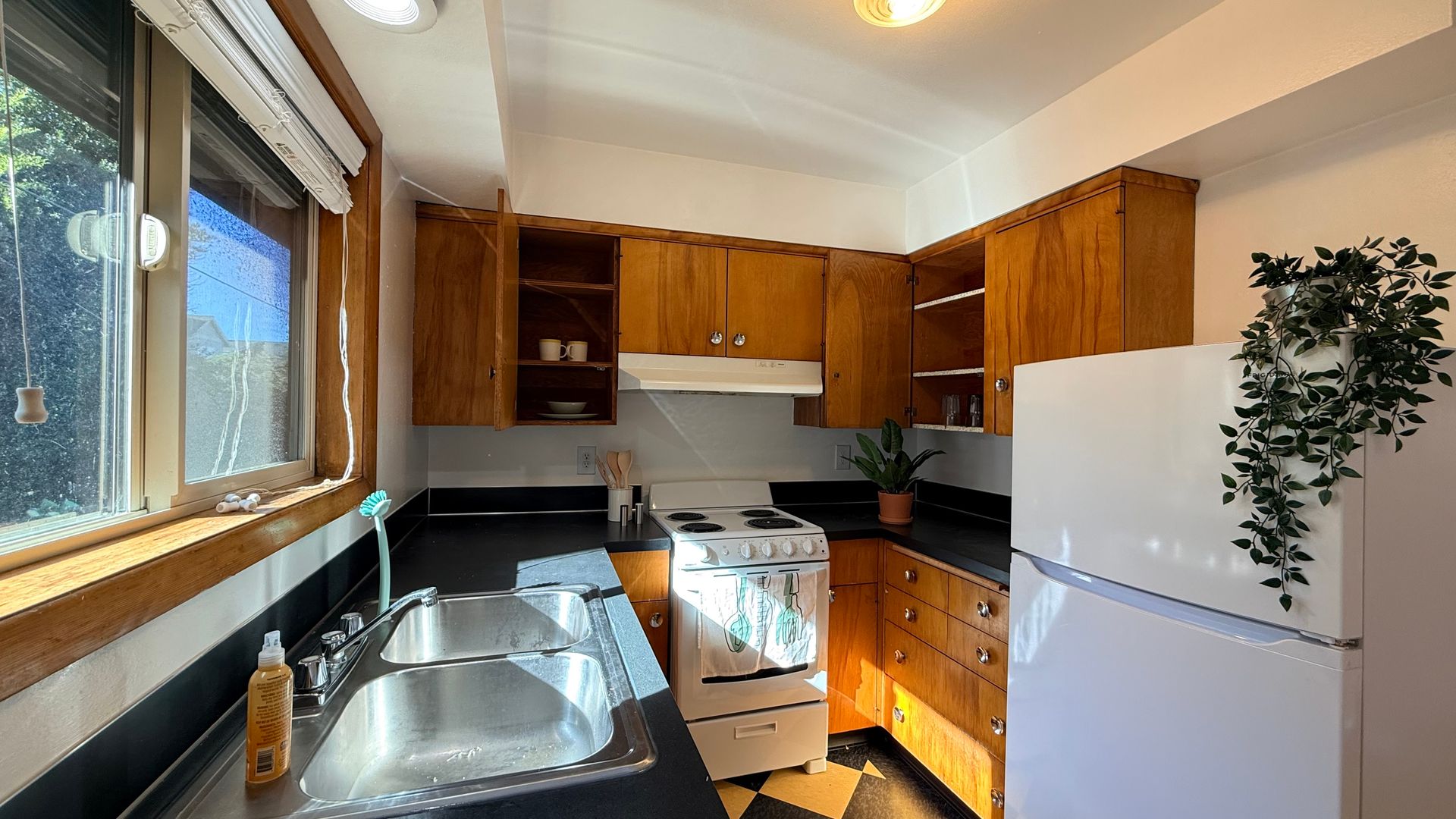 Portland Apartment: 4020 SE Pardee St.