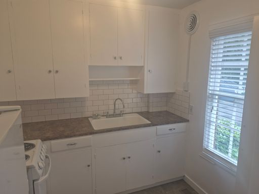 Bright corner 1x1 with vintage charm - NO PET RENT! – photo 1