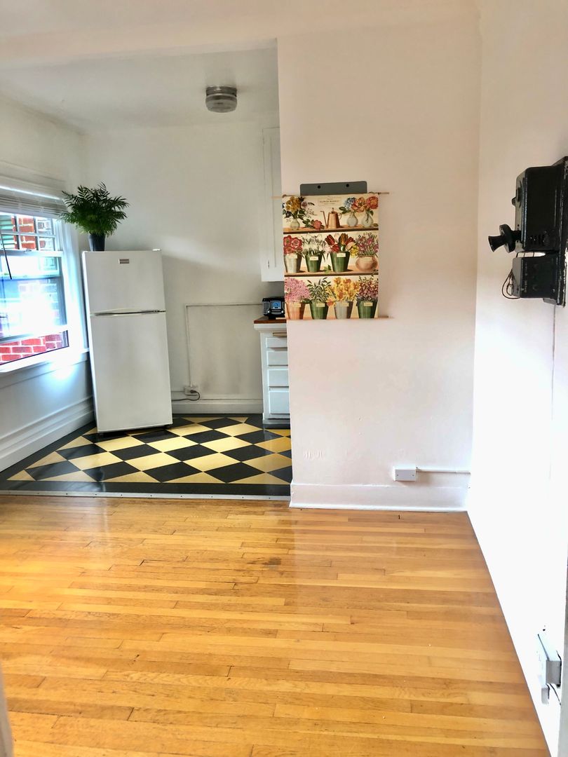 Portland Apartment: 3046 NE Holladay