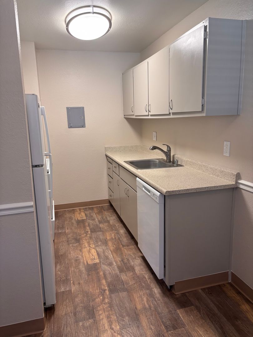 Carmichael Apartment: 2548 Walnut Avenue