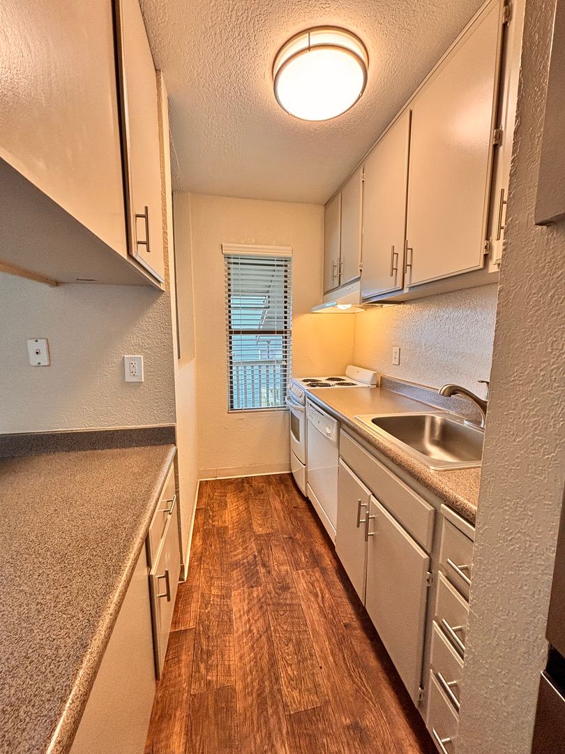 Carmichael Apartment: 5915 Kenneth Avenue